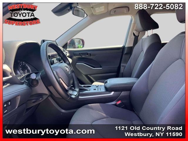 Used 2023 Toyota Highlander LE AWD/4WD image 19