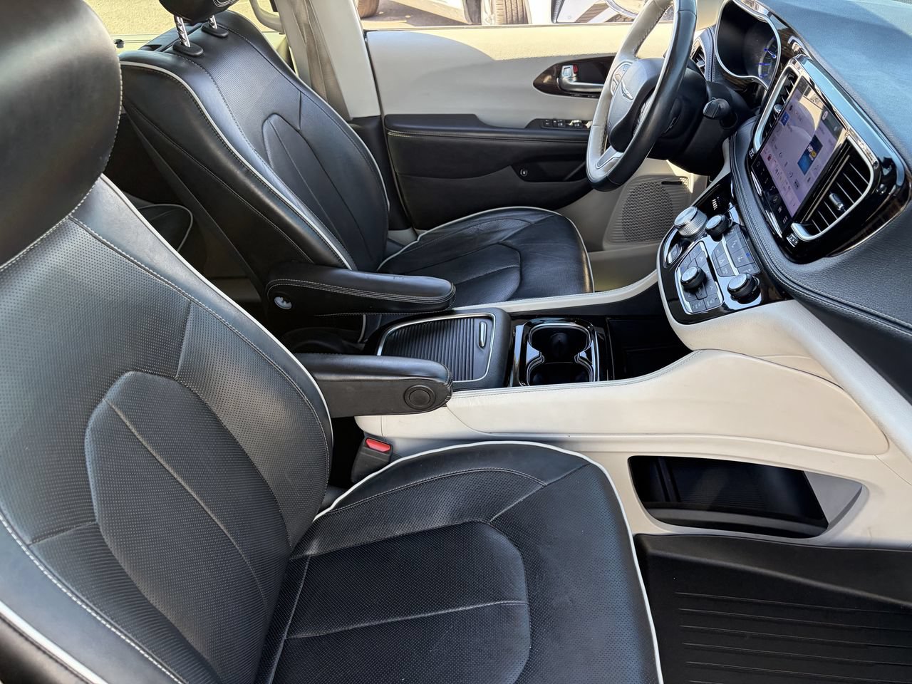 Used 2021 Chrysler Pacifica Limited w/ Uconnect Theater Family Group FWD image 11
