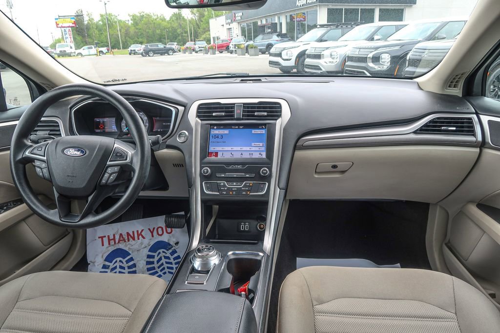 Used 2019 Ford Fusion SE FWD image 15