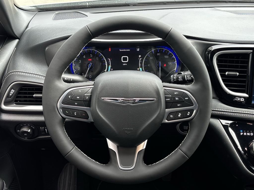 New 2026 Chrysler Pacifica Select image 12