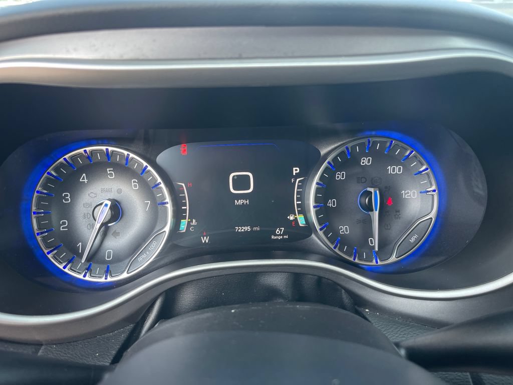 Used 2023 Chrysler Pacifica Touring-L FWD image 18