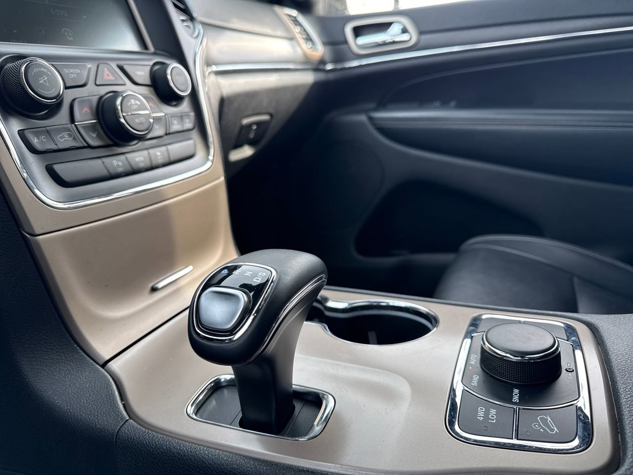 Used 2015 Jeep Grand Cherokee Limited image 24