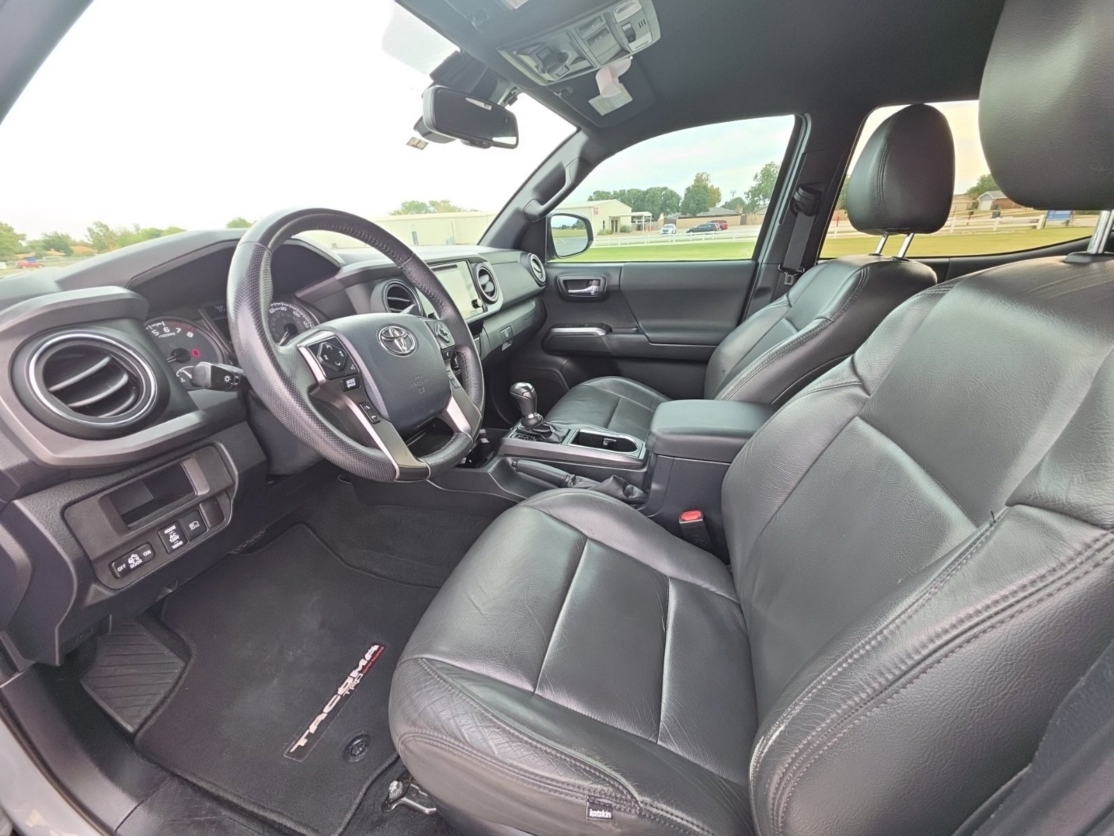 Used 2018 Toyota Tacoma TRD Off-Road AWD/4WD image 9
