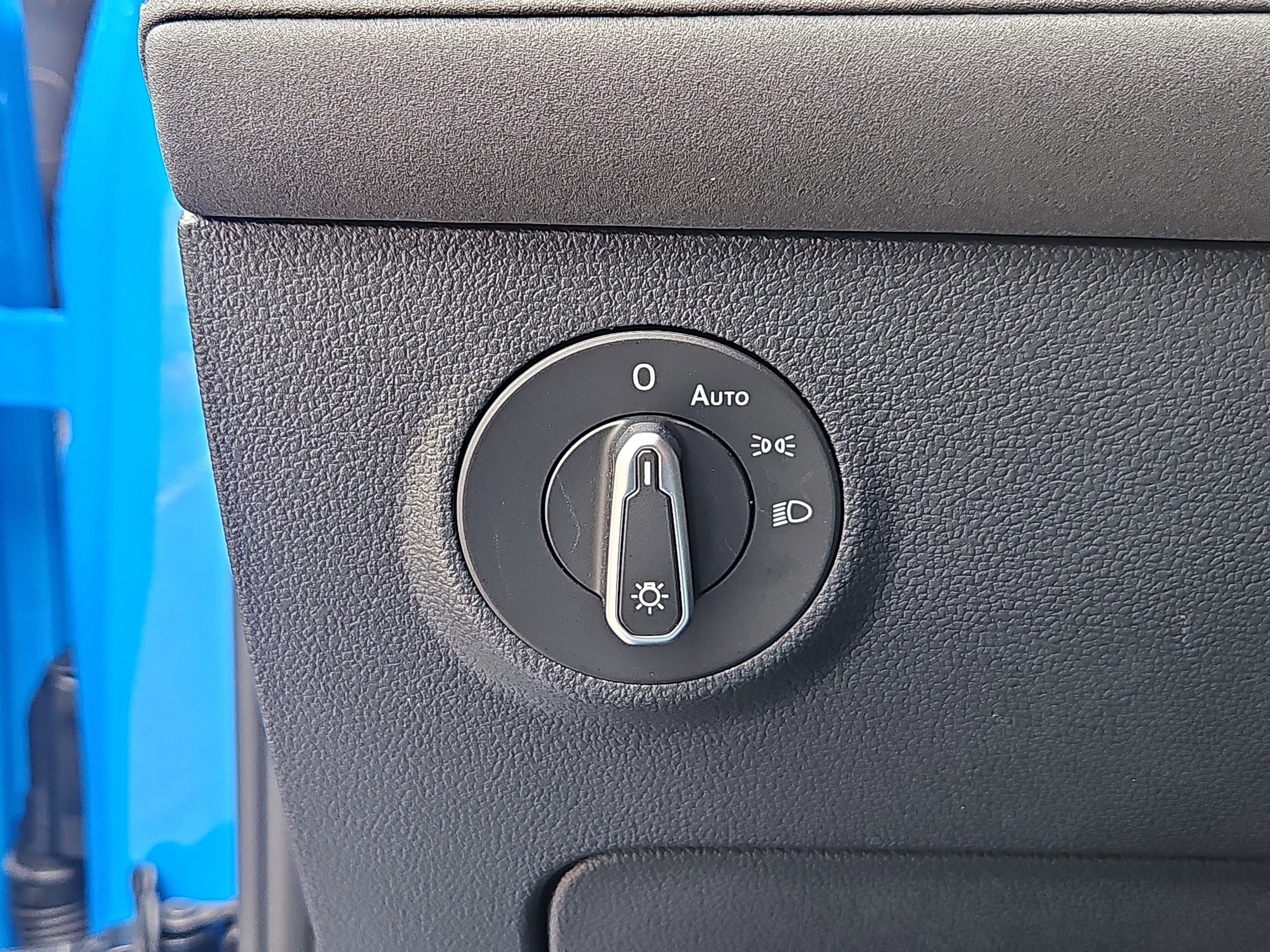 Certified 2025 Volkswagen Taos SE image 11