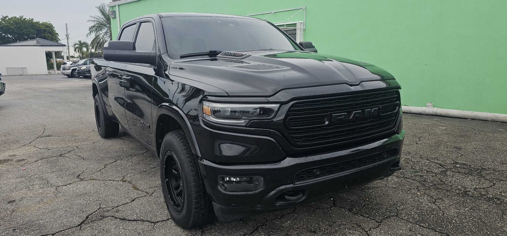 Used 2020 RAM 1500 Limited w/ Black Appearance Package AWD/4WD image 3