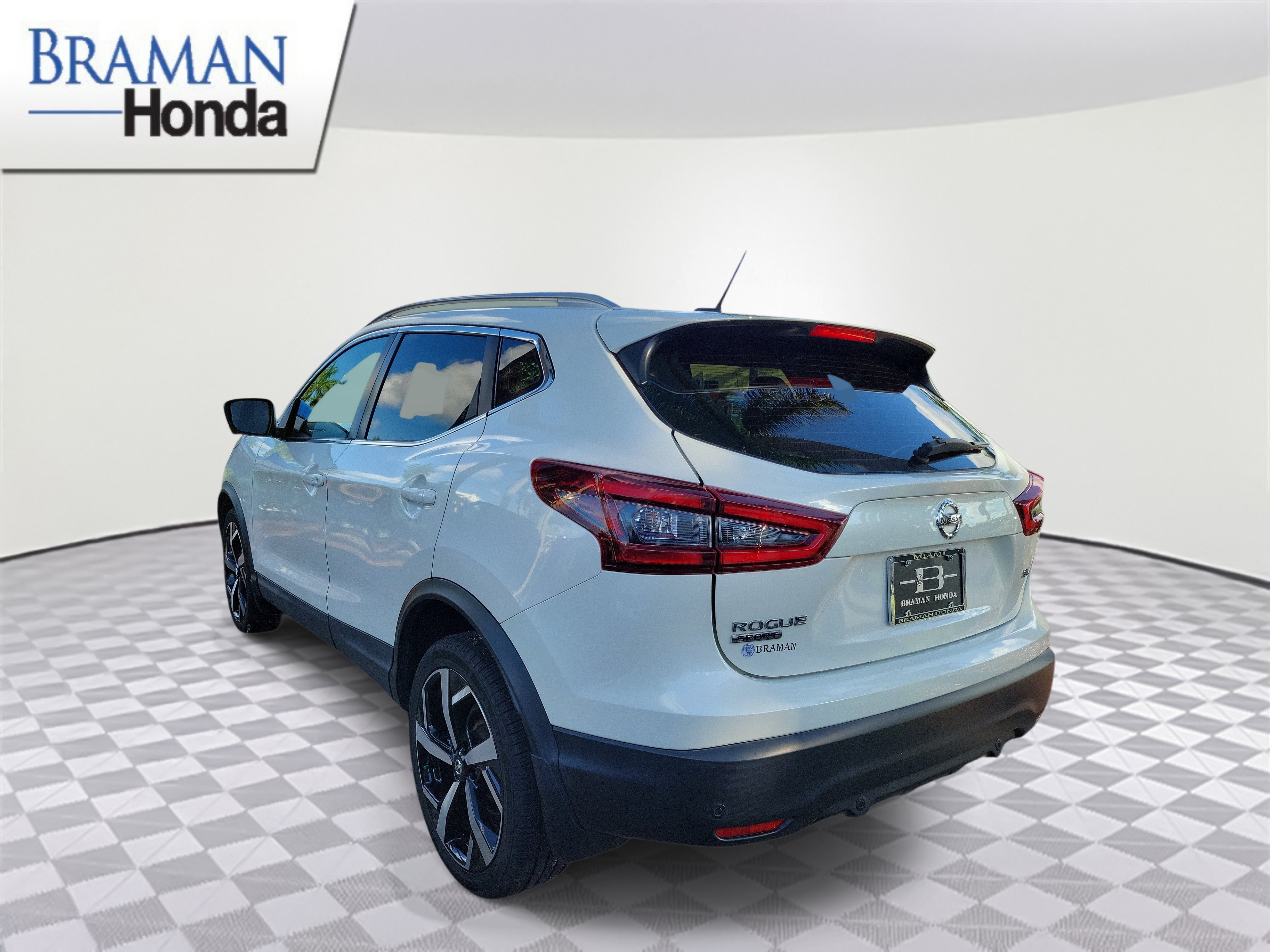 Used 2021 Nissan Rogue Sport SL w/ Premium Package FWD image 4