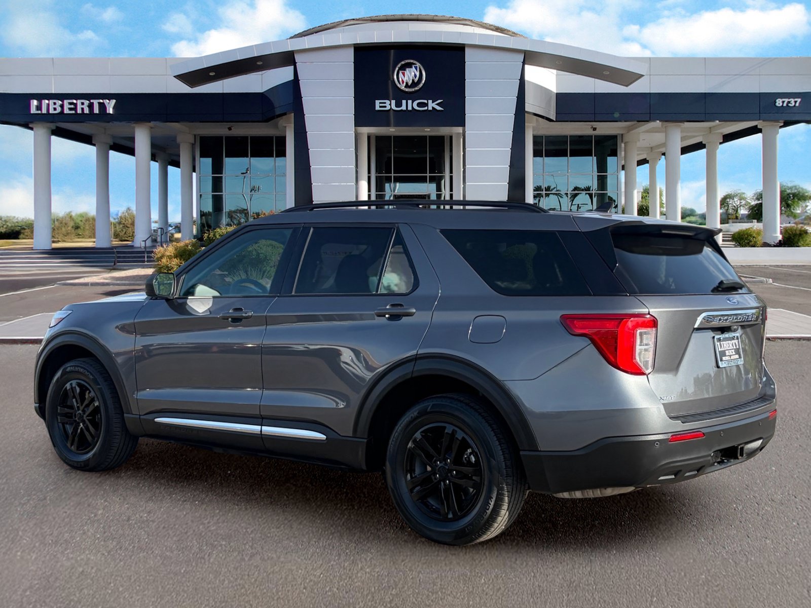 Used 2023 Ford Explorer XLT w/ Class IV Trailer Tow Package AWD/4WD image 8