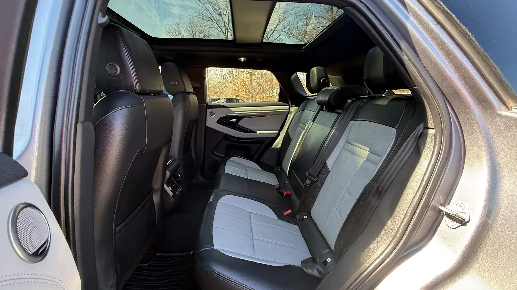 Used 2020 Land Rover Range Rover Evoque R-Dynamic SE image 27