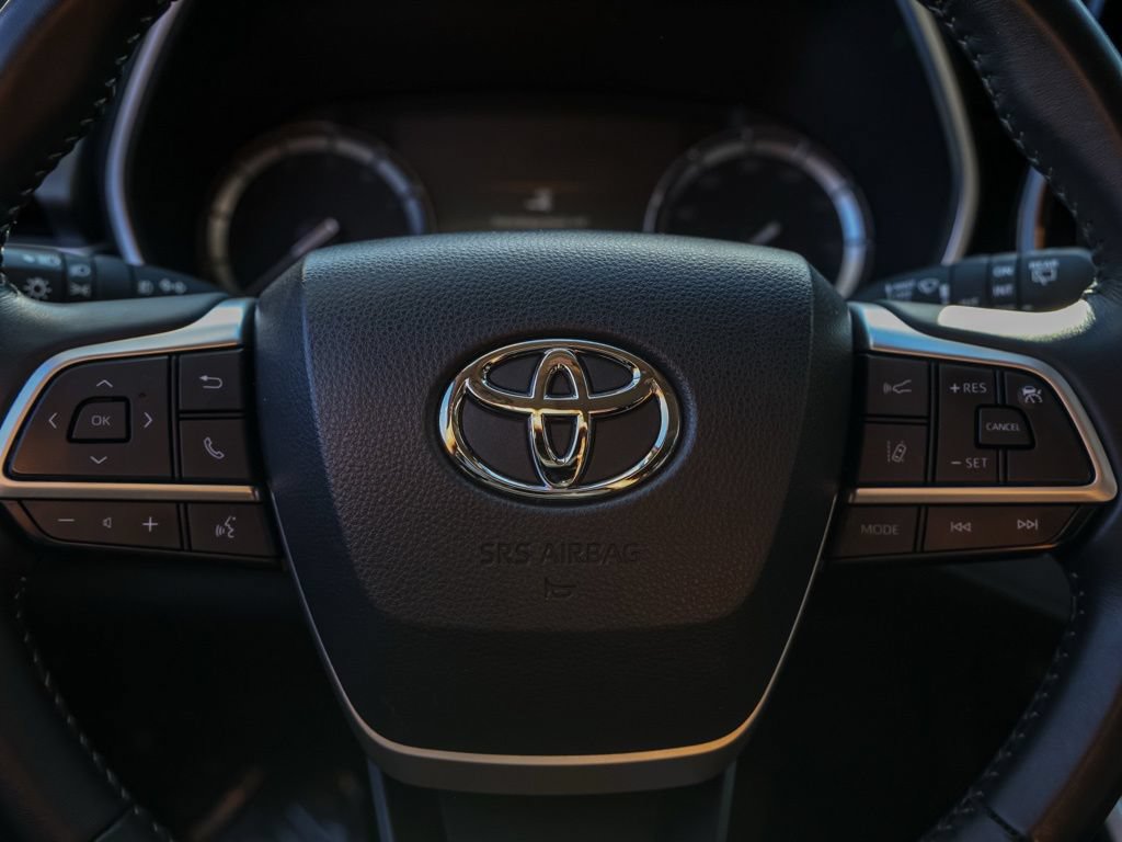 Used 2022 Toyota Highlander XLE AWD/4WD image 25