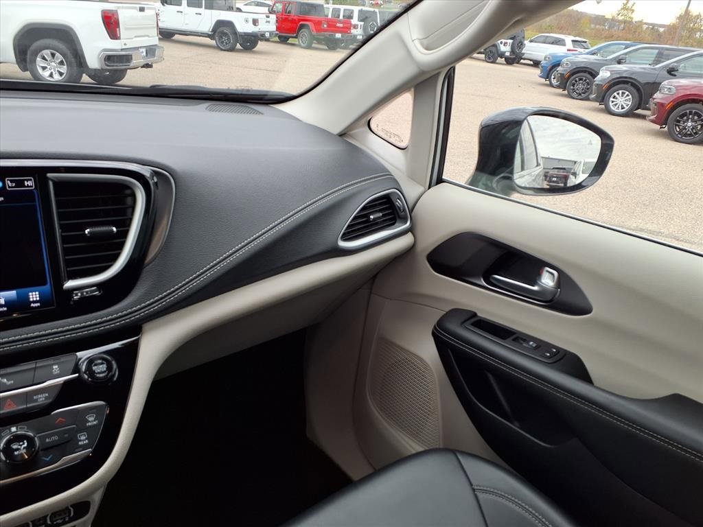Used 2024 Chrysler Pacifica Select image 26