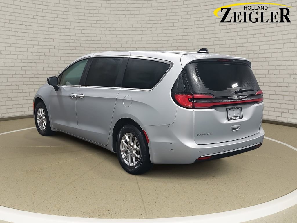 Used 2024 Chrysler Pacifica Touring-L image 7