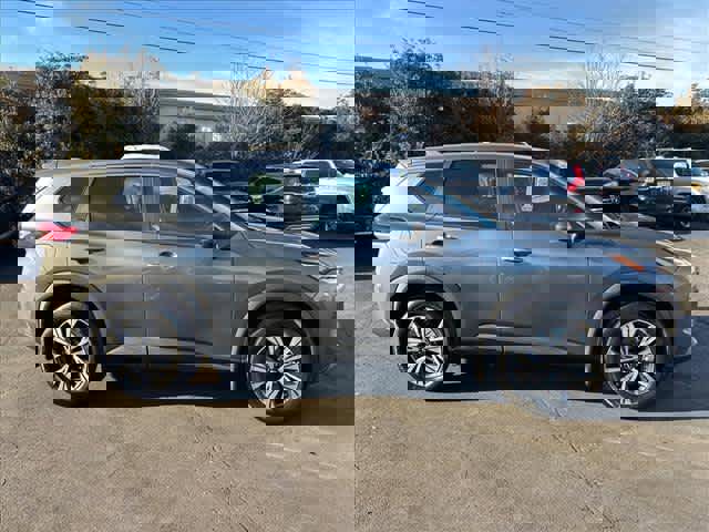 Used 2022 Nissan Rogue SV image 2