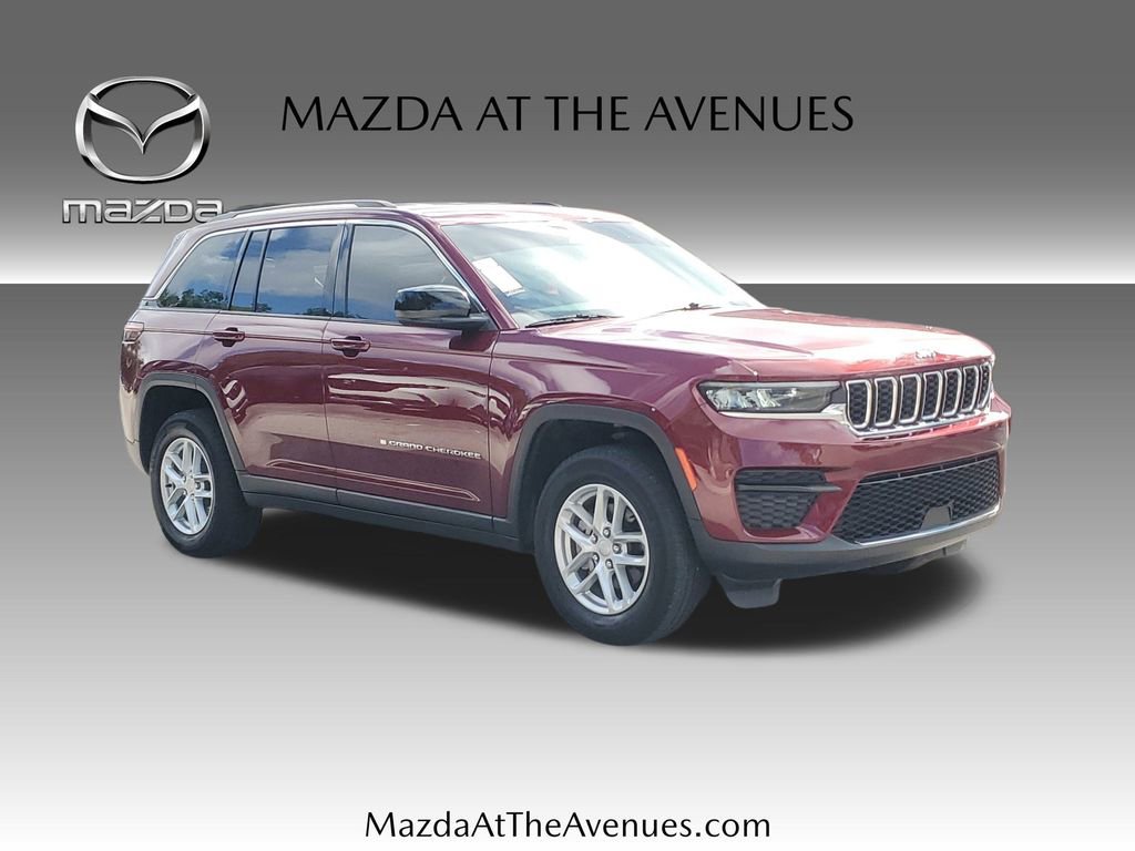 Used 2023 Jeep Grand Cherokee Laredo image 3