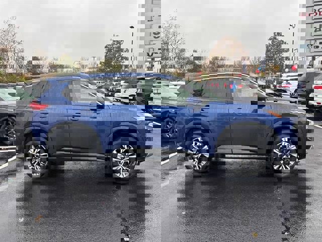 Used 2023 Nissan Rogue SV image 2