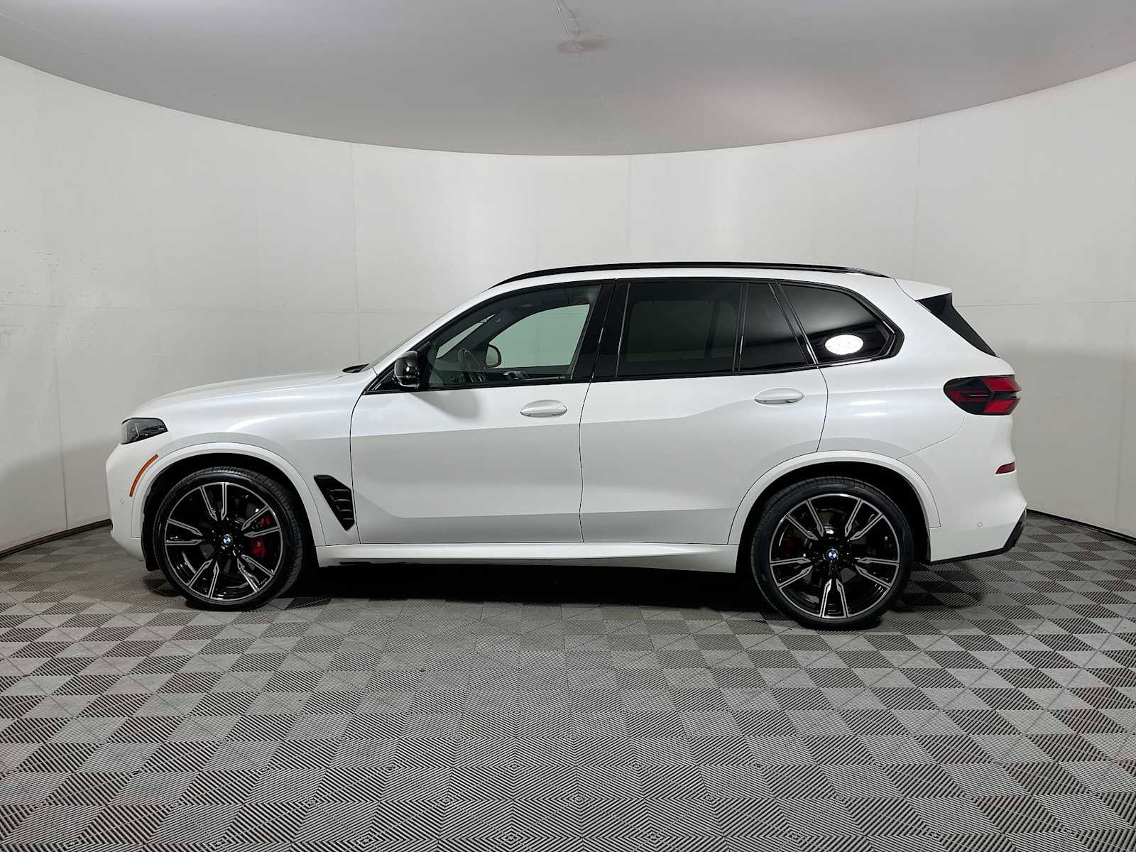 Used 2025 BMW X5 M60i w/ Executive Package image 4