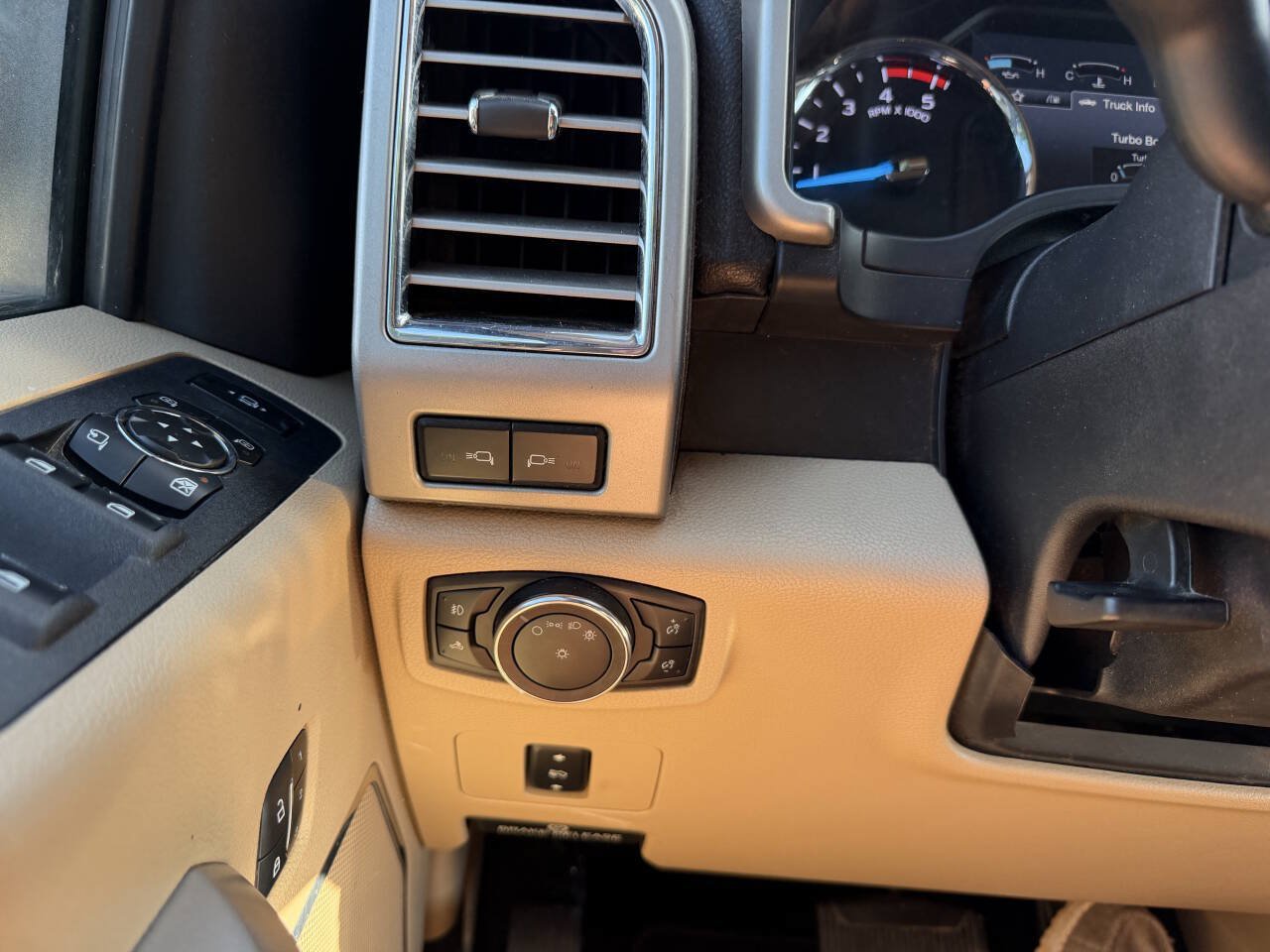Used 2017 Ford F250 Lariat w/ Lariat Value Package AWD/4WD image 21