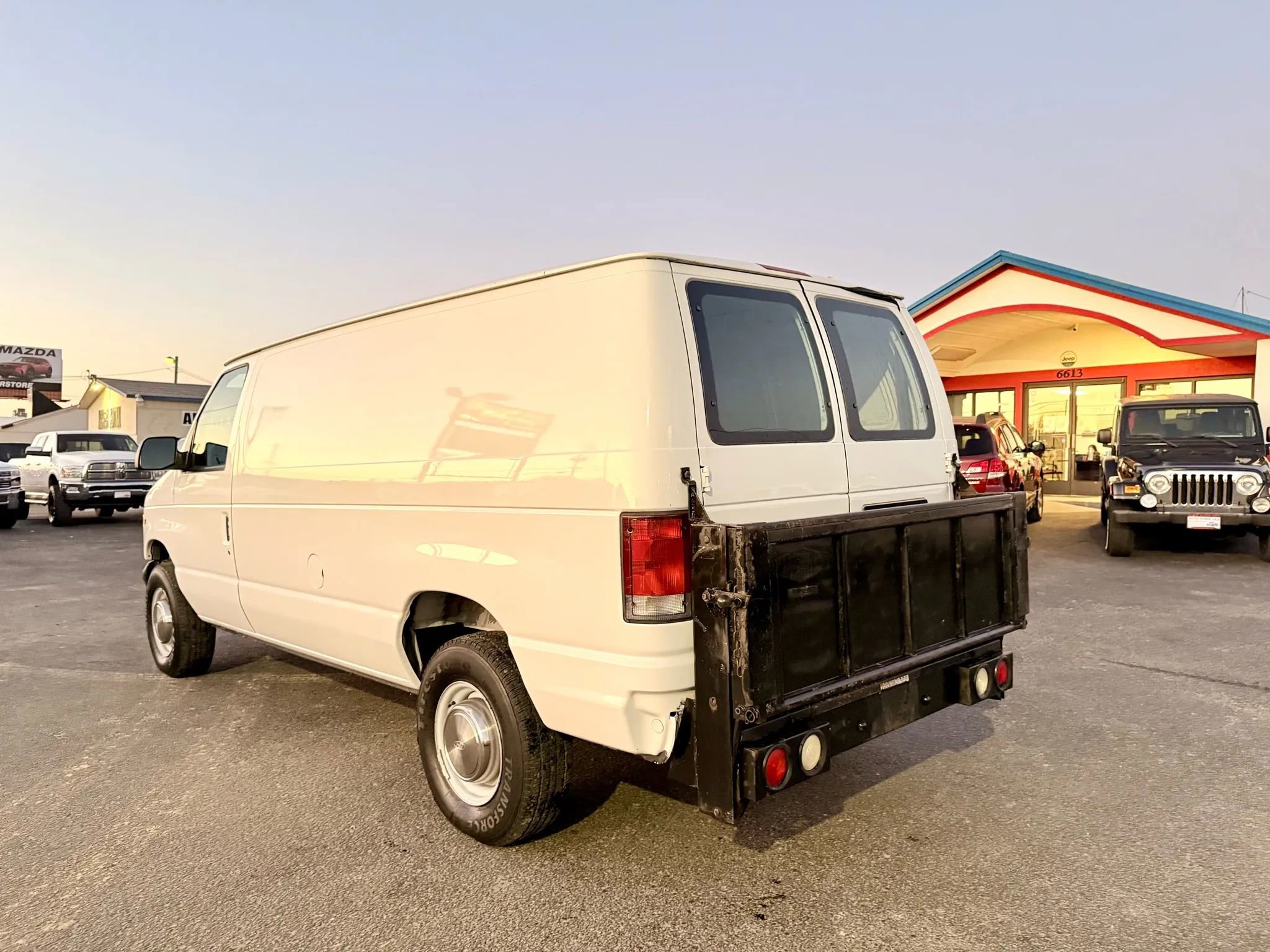 Used 2000 Ford E-350 and Econoline 350 Super Duty RWD image 3