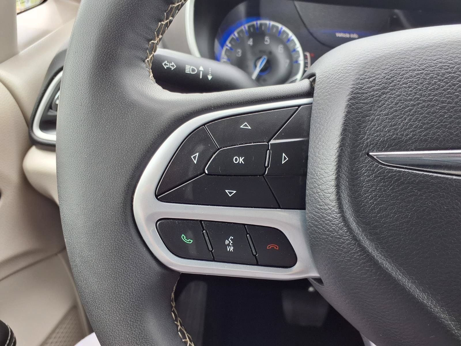 Used 2024 Chrysler Pacifica Touring-L FWD image 15