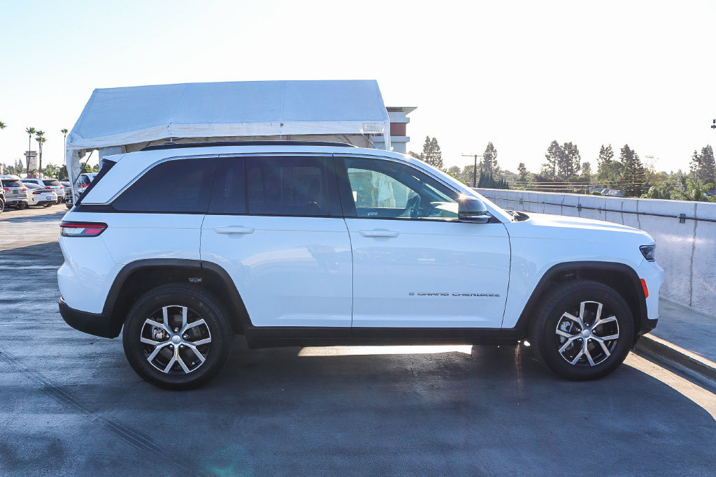 Used 2024 Jeep Grand Cherokee Limited AWD/4WD image 13