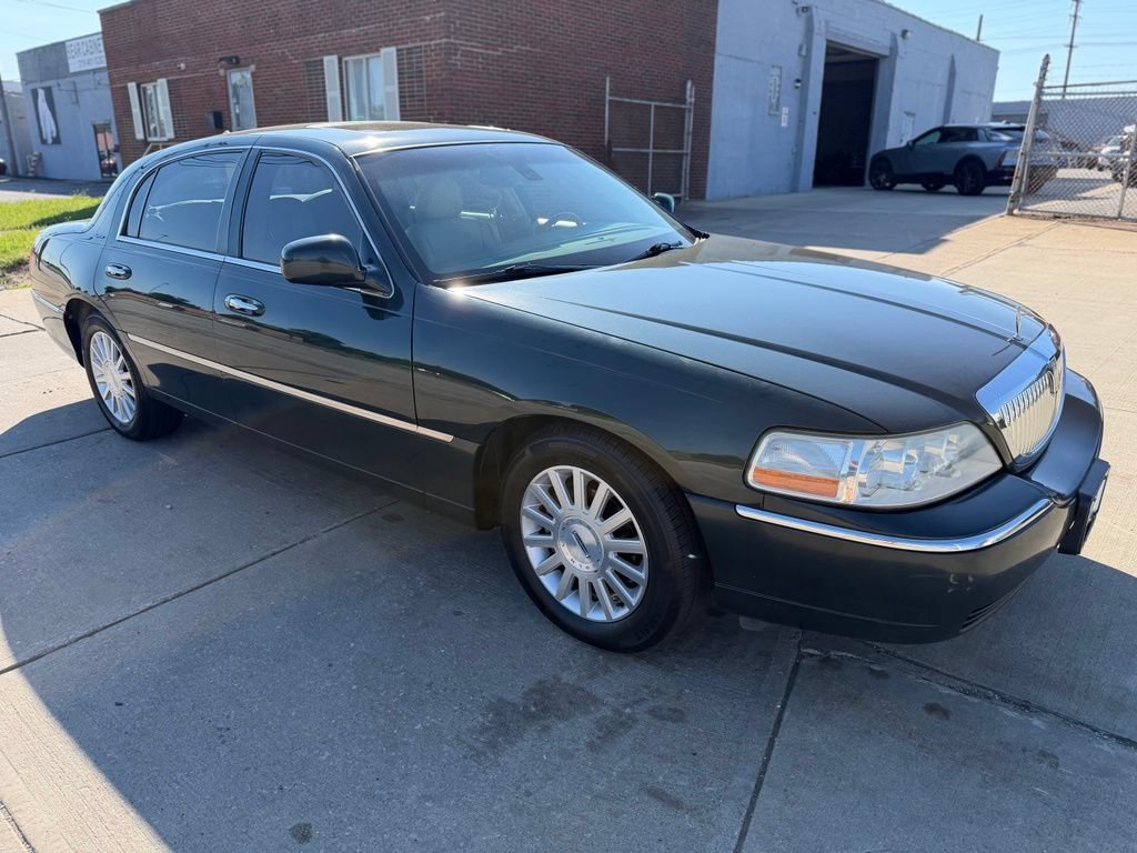 Used 2003 Lincoln Town Car Signature RWD image 4