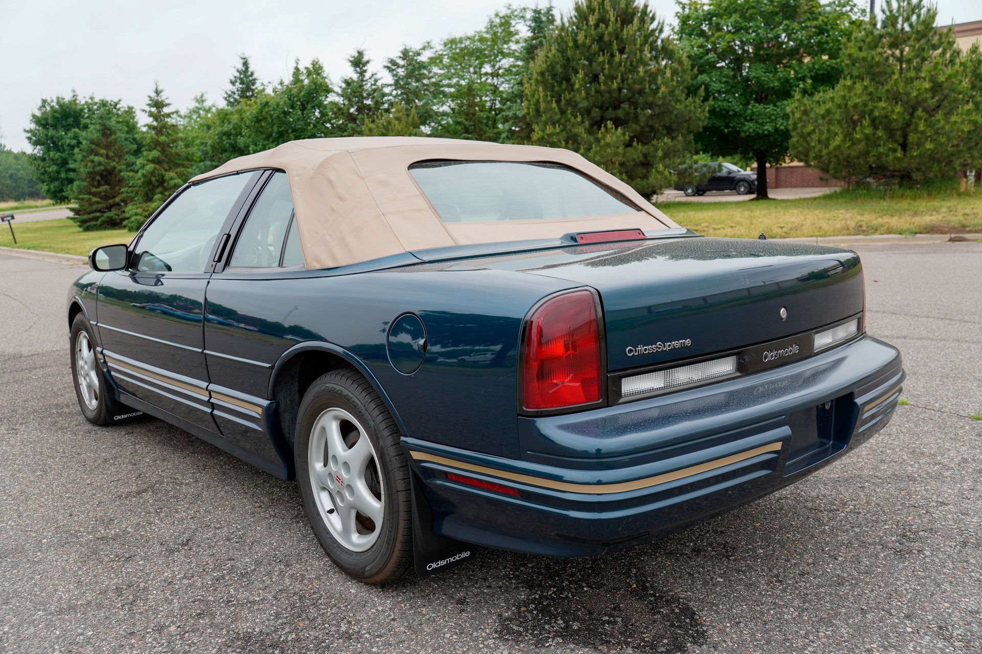 Used 1995 Oldsmobile Cutlass Supreme Convertible FWD image 3