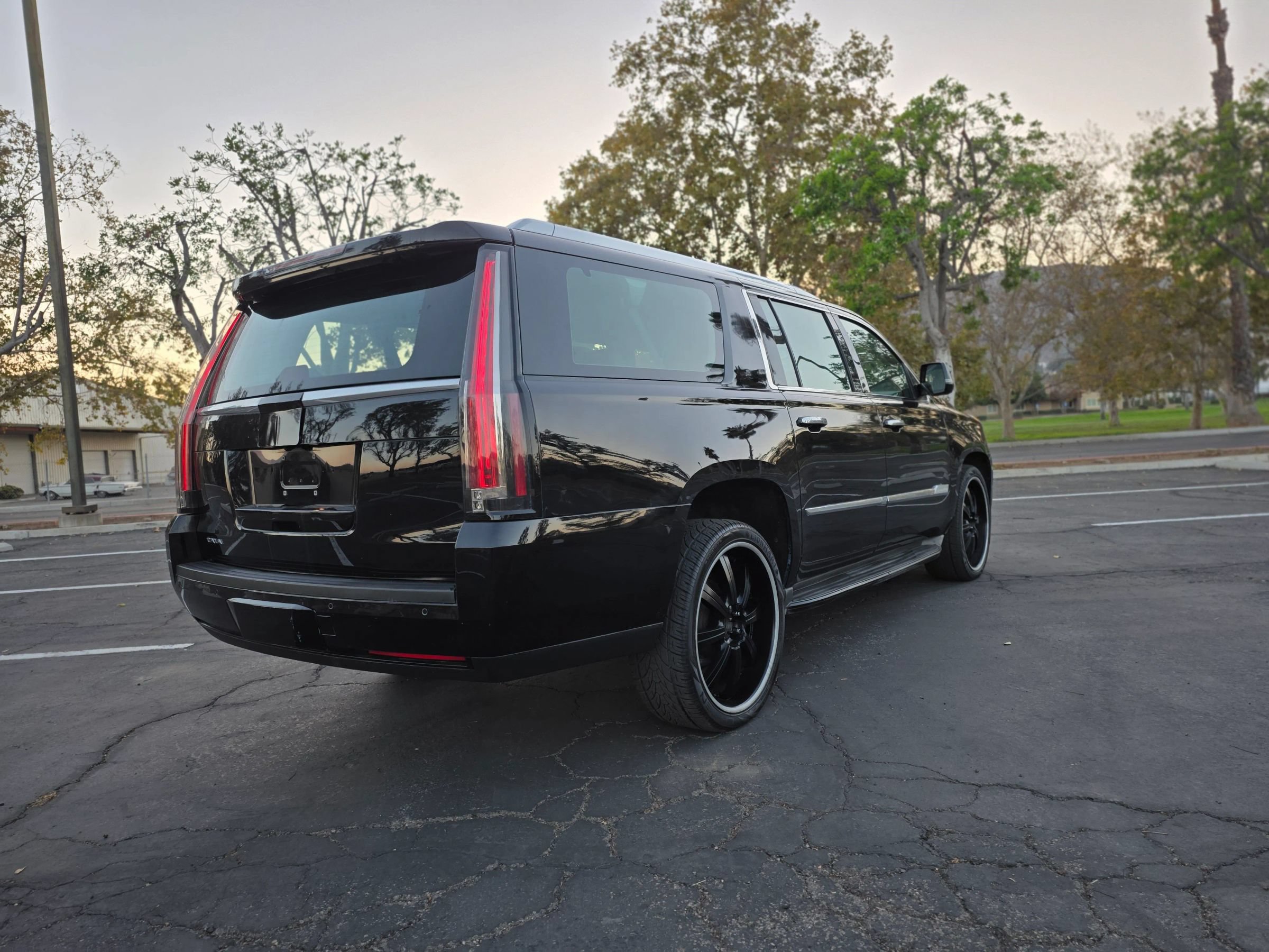 Used 2015 Cadillac Escalade ESV Luxury AWD/4WD image 10