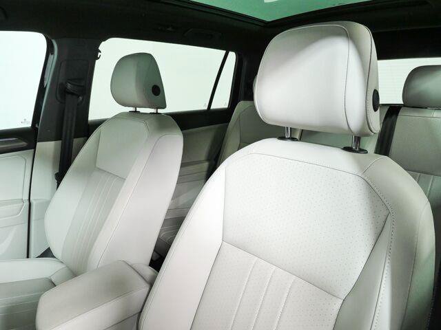 Used 2024 Volkswagen Tiguan SE R-Line FWD image 31