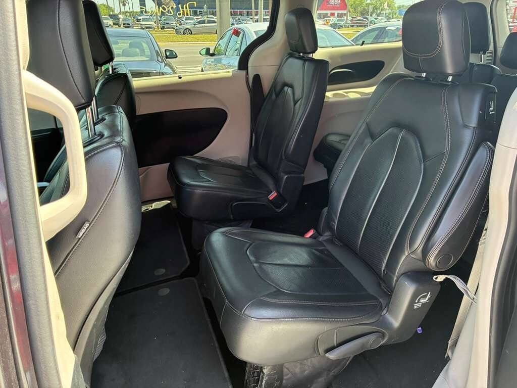 Used 2018 Chrysler Pacifica Touring-L FWD image 13