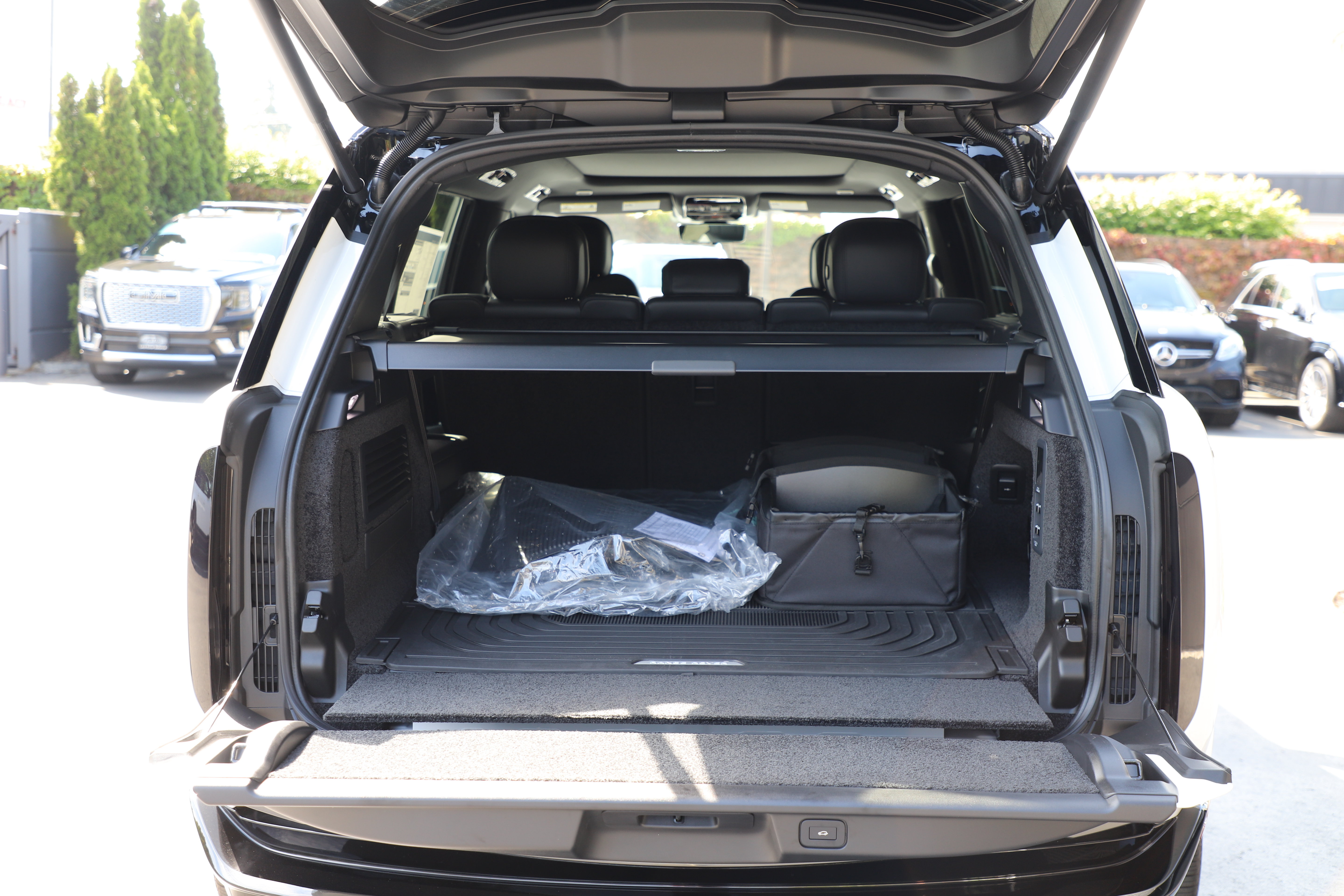 New 2026 Land Rover Range Rover Long Wheelbase SE AWD/4WD image 16