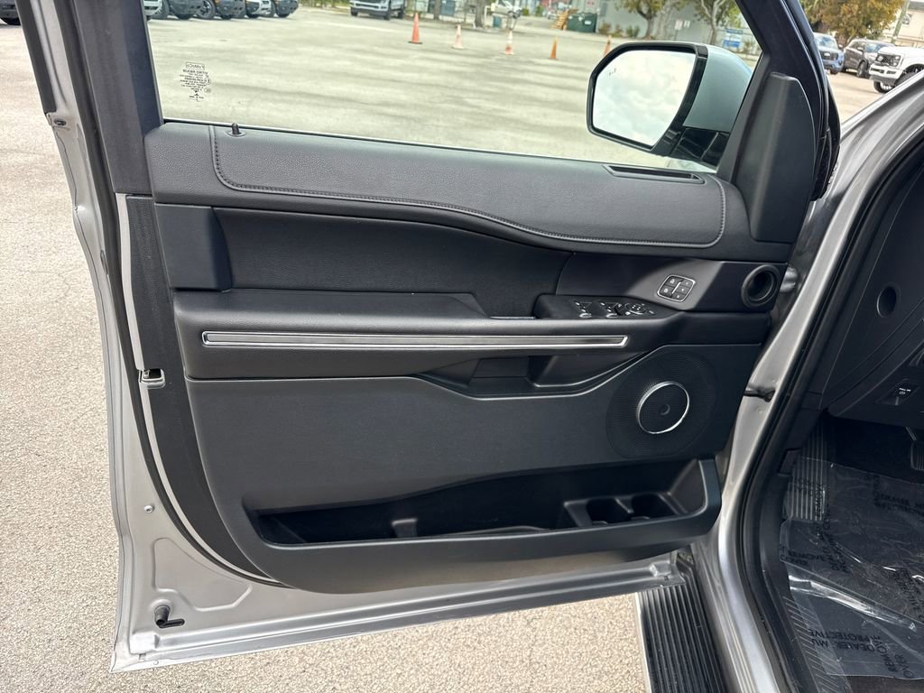 Used 2021 Ford Expedition Max XLT image 12