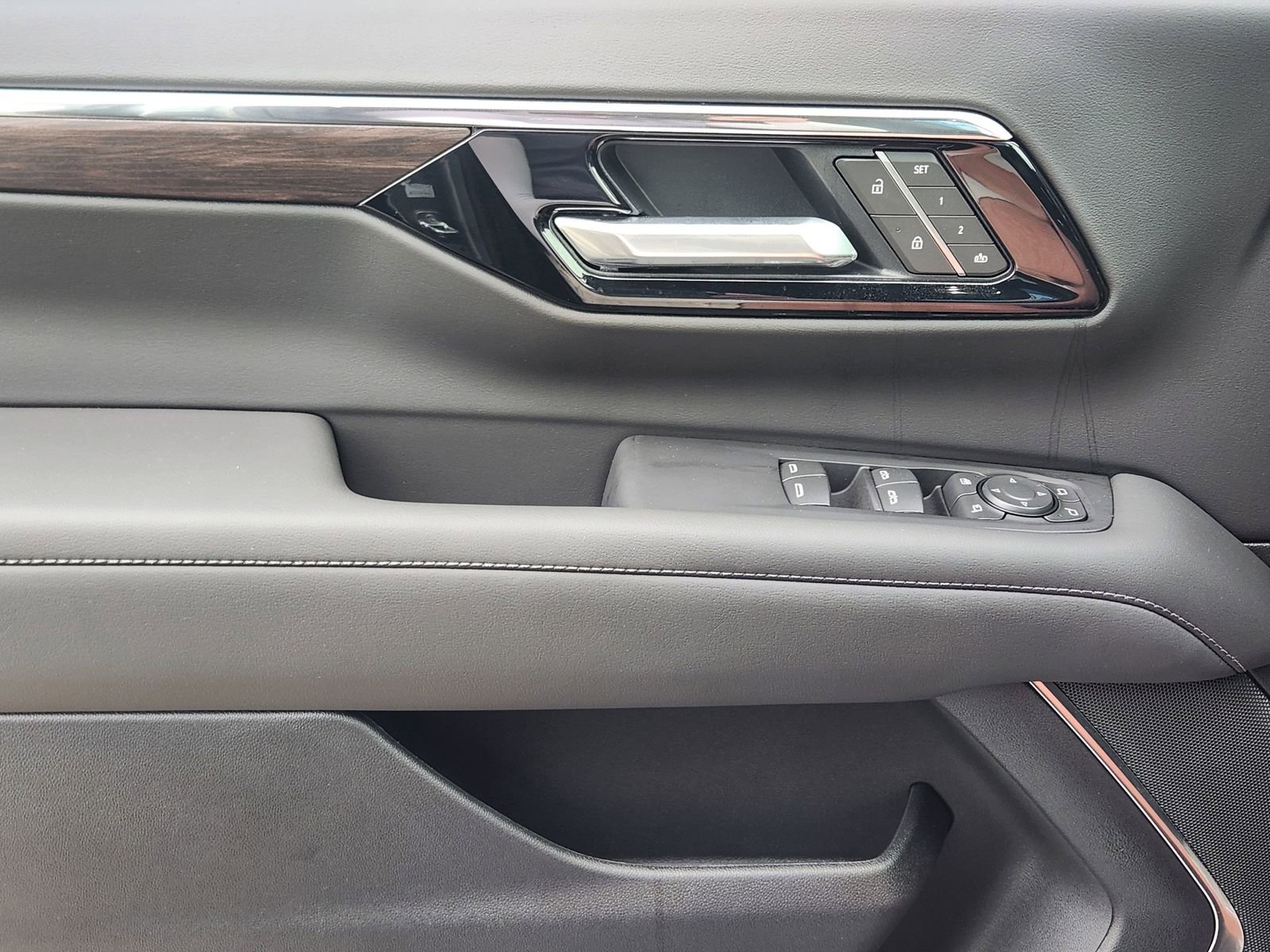 New 2026 Chevrolet Suburban LT image 9