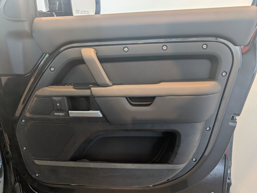 New 2026 Land Rover Defender 130 X-Dynamic SE image 31