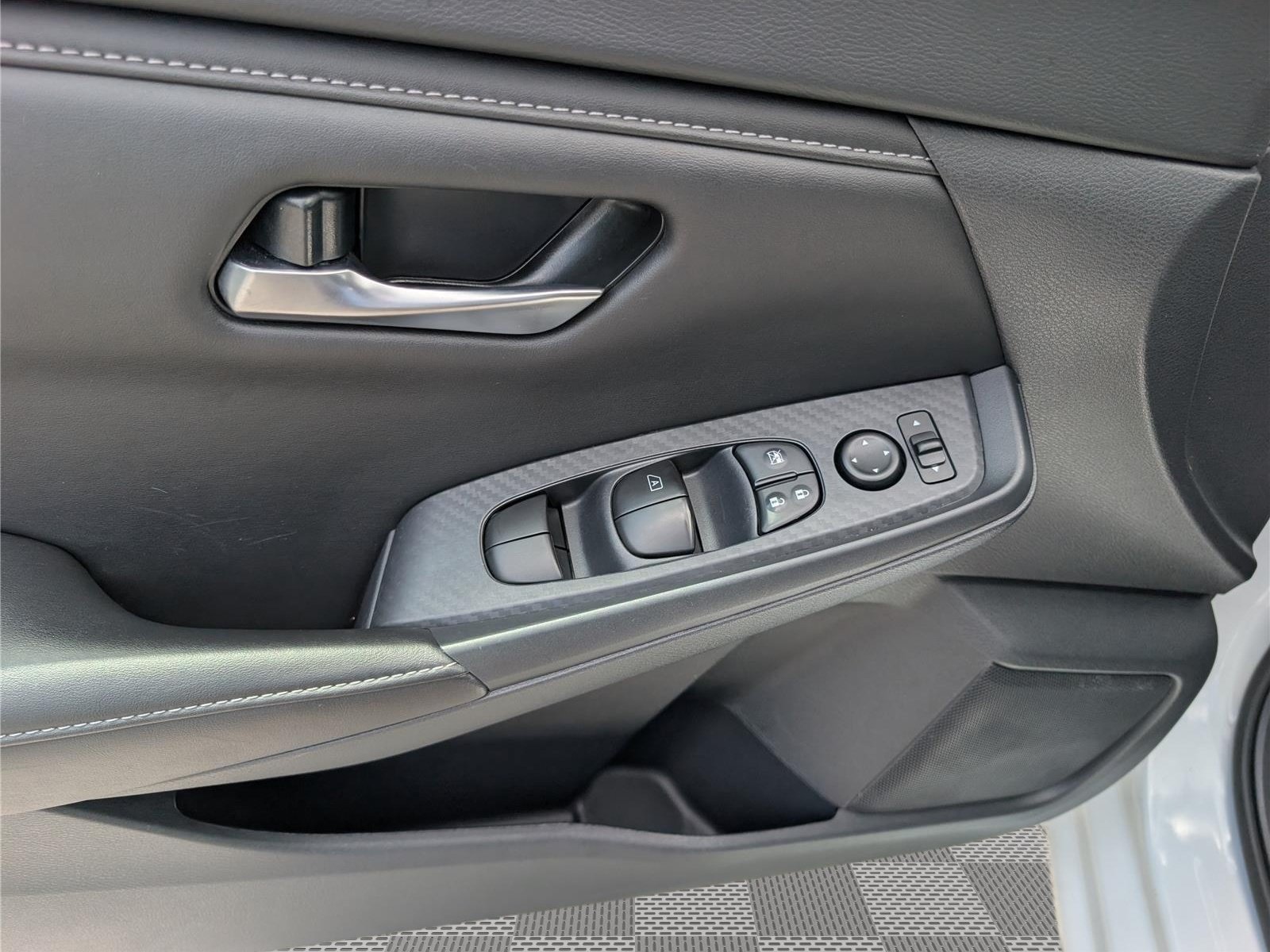 Used 2025 Nissan Sentra SV FWD image 18