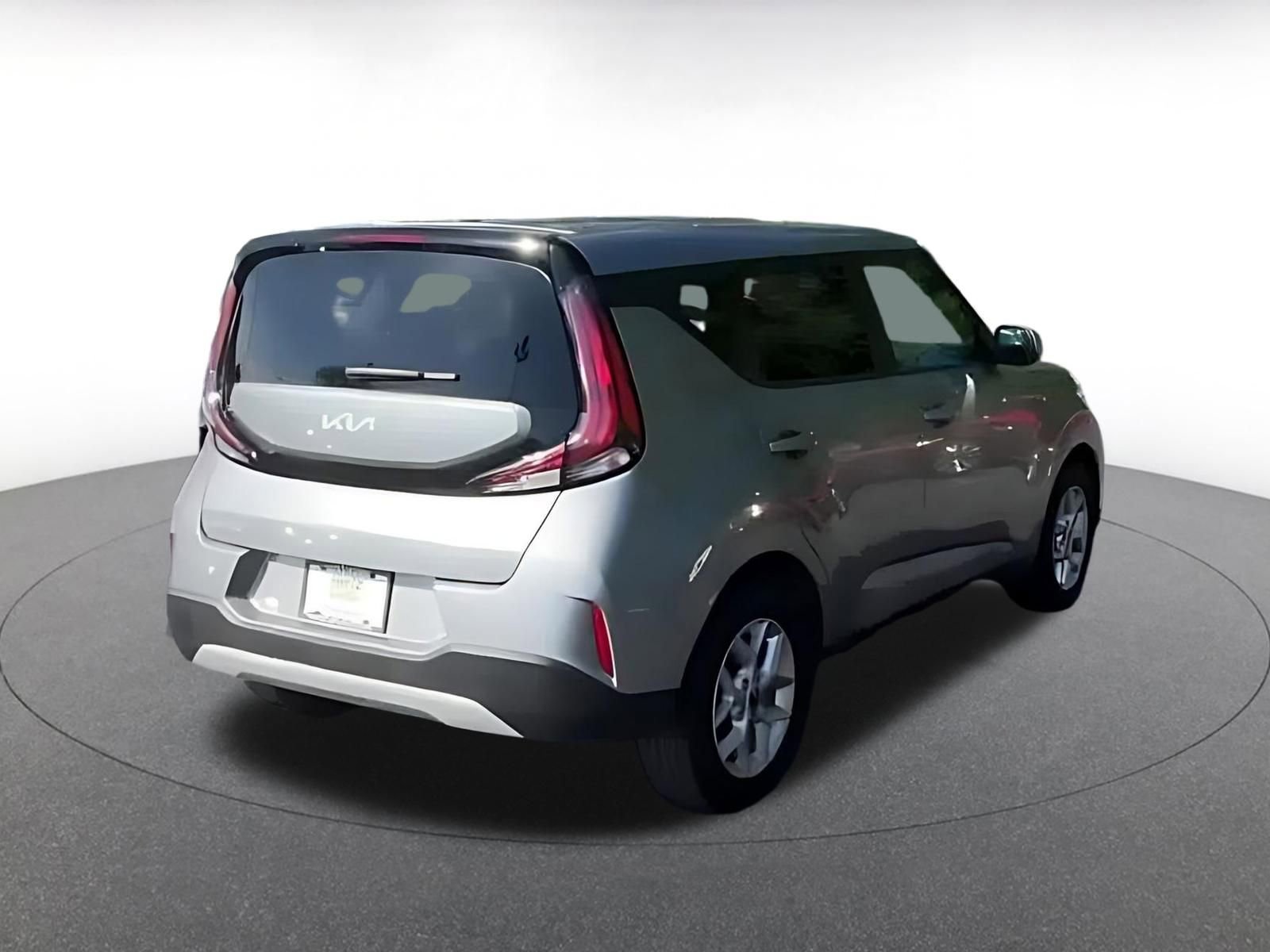 Used 2025 Kia Soul LX w/ LX Technology Package FWD image 14