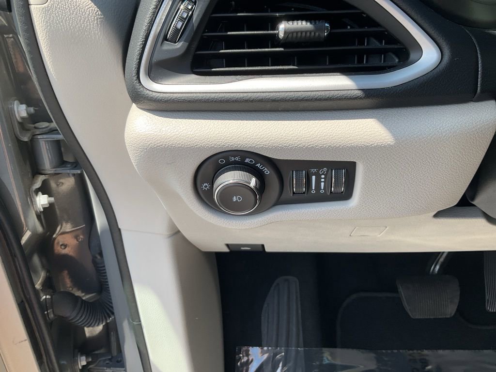 Used 2023 Chrysler Pacifica Touring-L image 6