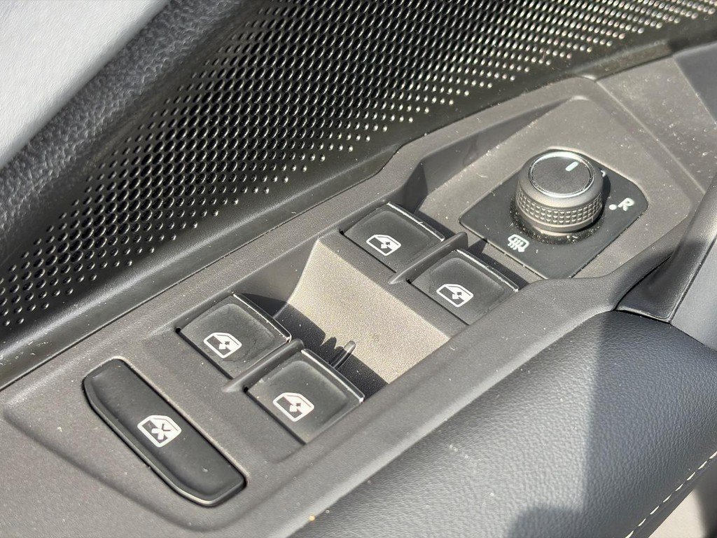 Used 2026 Volkswagen Tiguan SE w/ Panoramic Sunroof Package AWD/4WD image 23