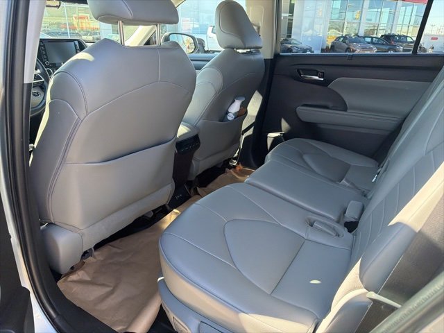 Used 2022 Toyota Highlander XLE image 2