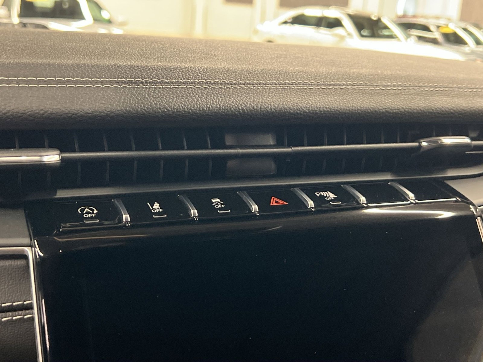 Used 2024 Jeep Grand Cherokee Limited w/ Luxury Tech Group II image 32