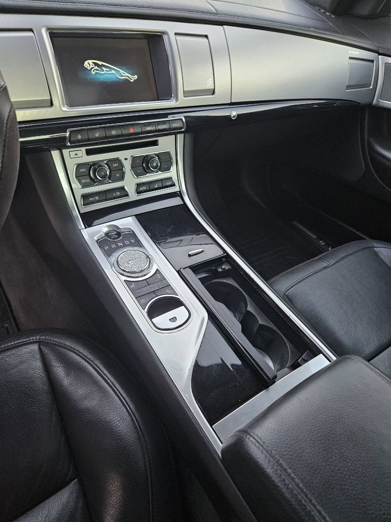 Used 2015 Jaguar XF Sport RWD image 4