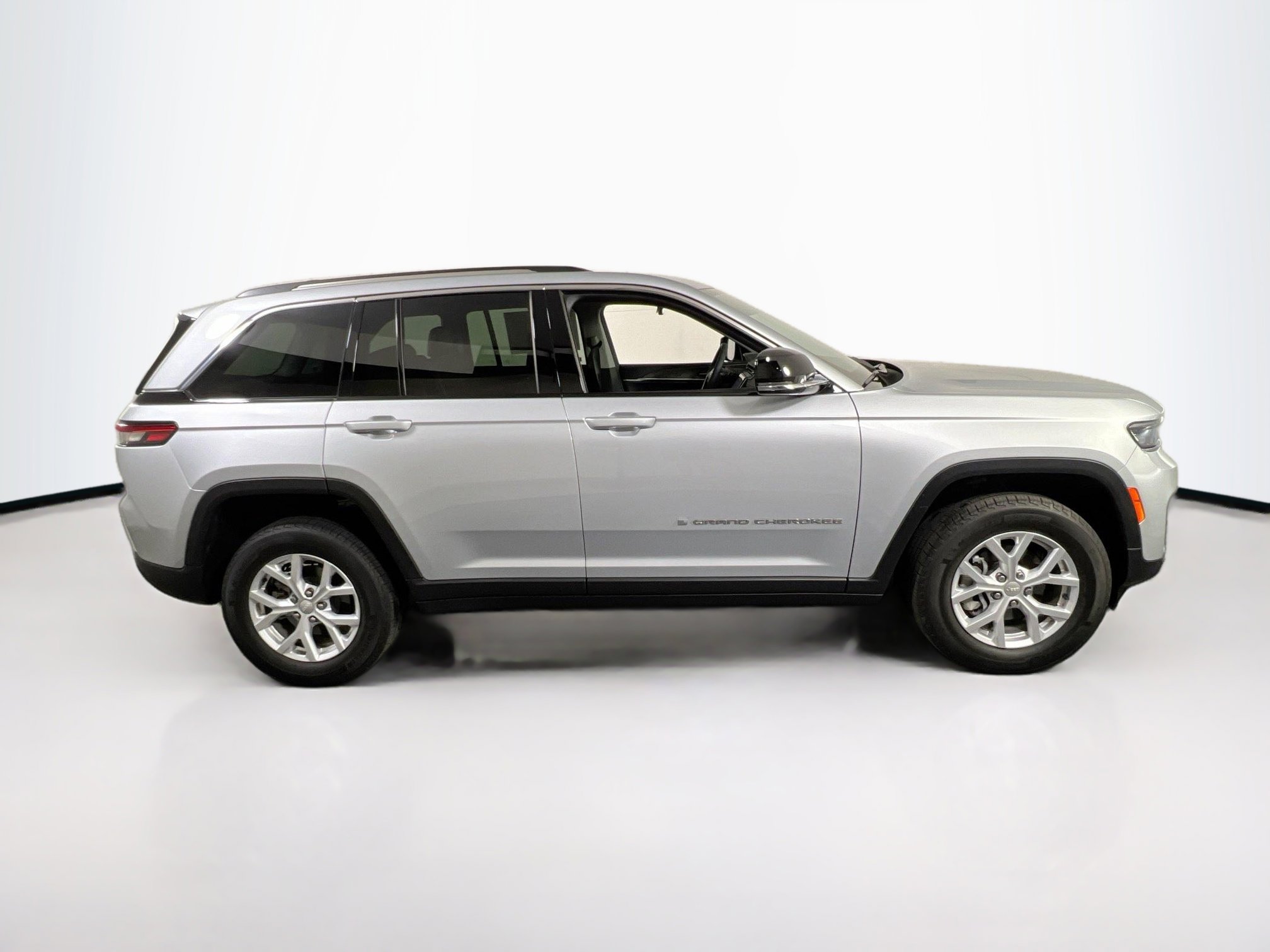 Used 2023 Jeep Grand Cherokee Limited AWD/4WD image 4