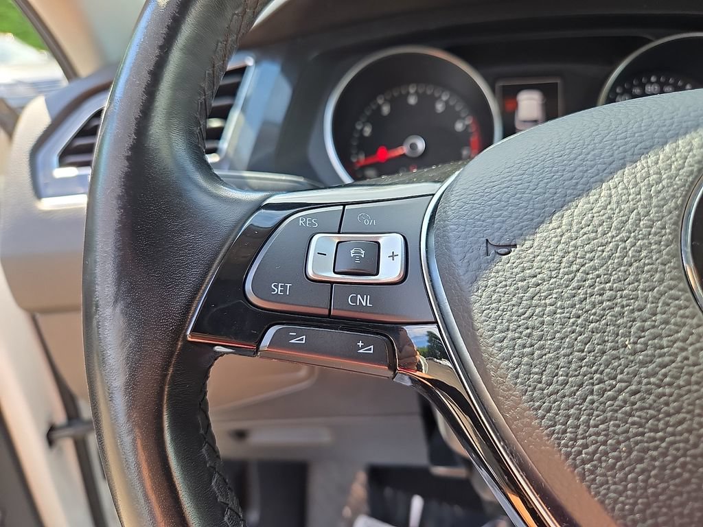 Used 2018 Volkswagen Tiguan SEL FWD image 20