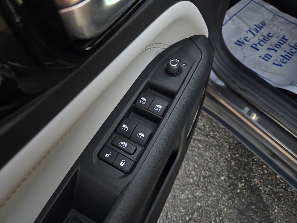 Used 2022 Jeep Compass Limited image 11