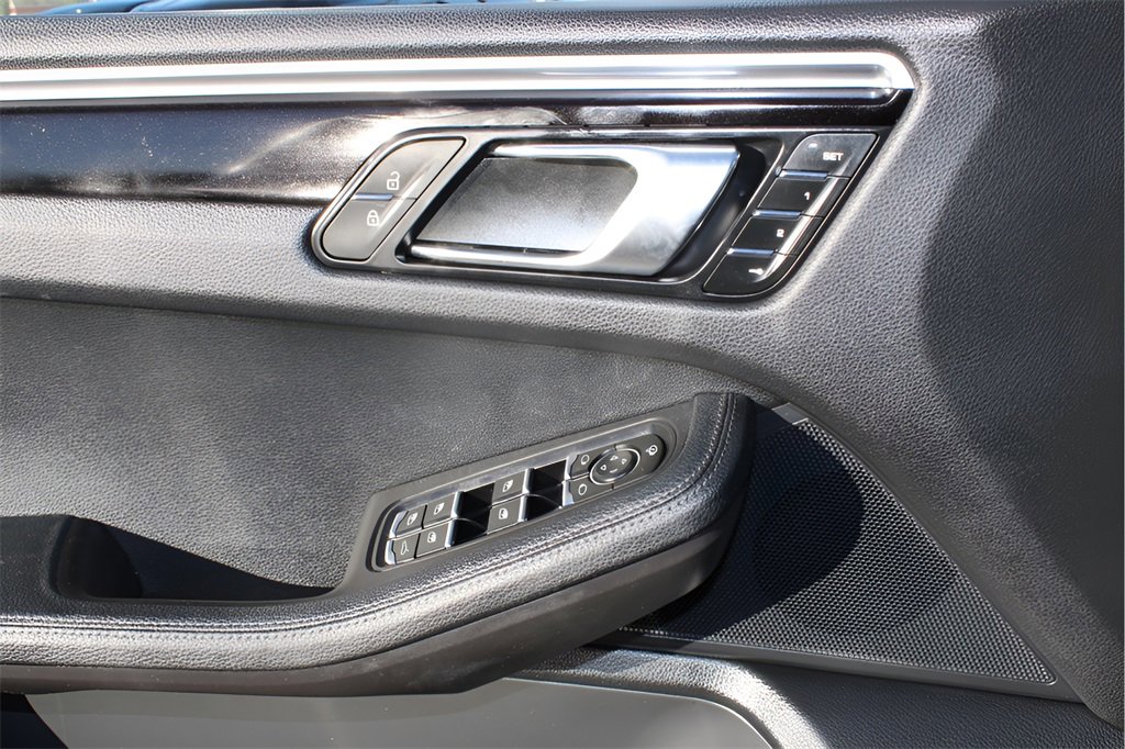 Used 2023 Porsche Macan Turbo image 18