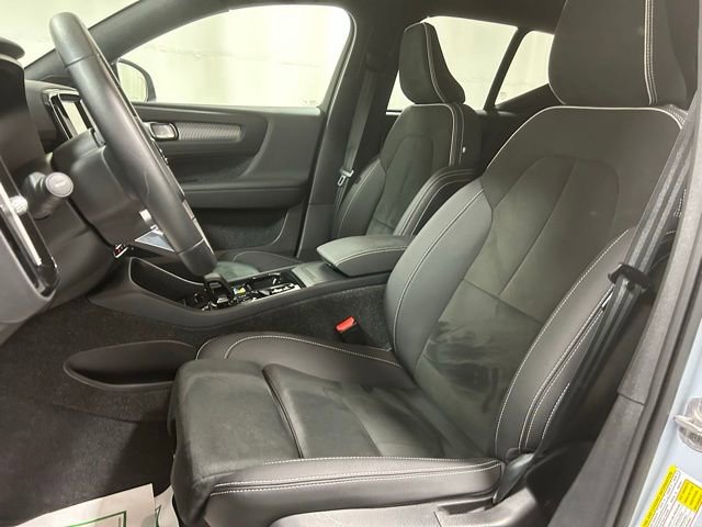 Used 2025 Volvo XC40 B5 Plus AWD/4WD image 8