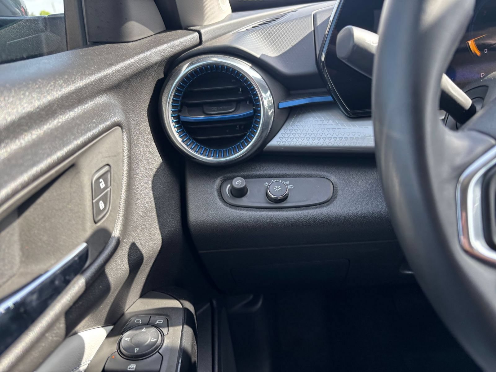 Used 2025 Chevrolet Trax LT w/ LT Convenience Package FWD image 33