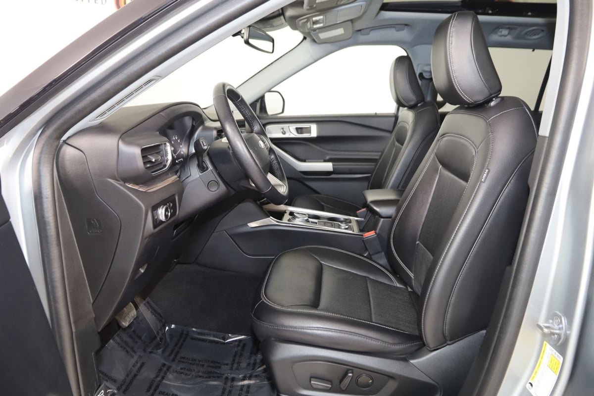 Used 2023 Ford Explorer Limited w/ Equipment Group 301A AWD/4WD image 12