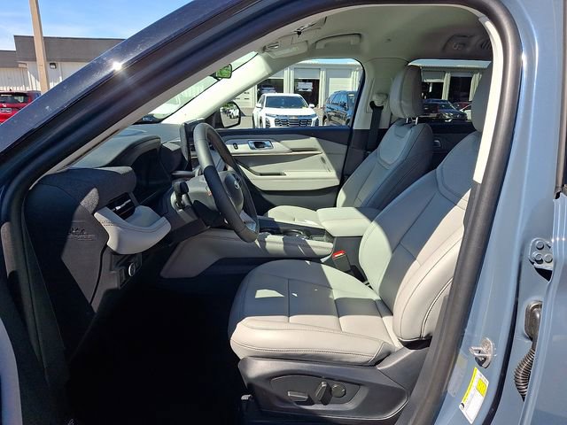 Used 2025 Ford Explorer Active w/ Active Comfort Package RWD image 9
