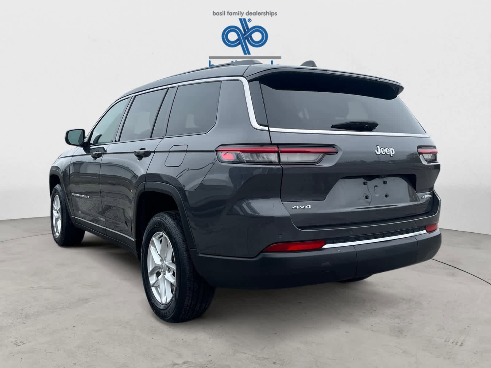 Used 2024 Jeep Grand Cherokee L Laredo w/ Luxury Tech Group I AWD/4WD image 4