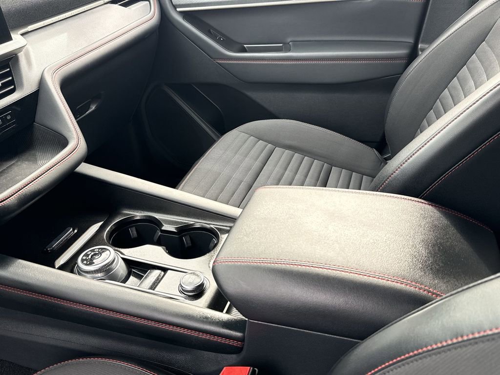 Used 2025 Ford Explorer ST-Line w/ ST-Line Street Pack image 22
