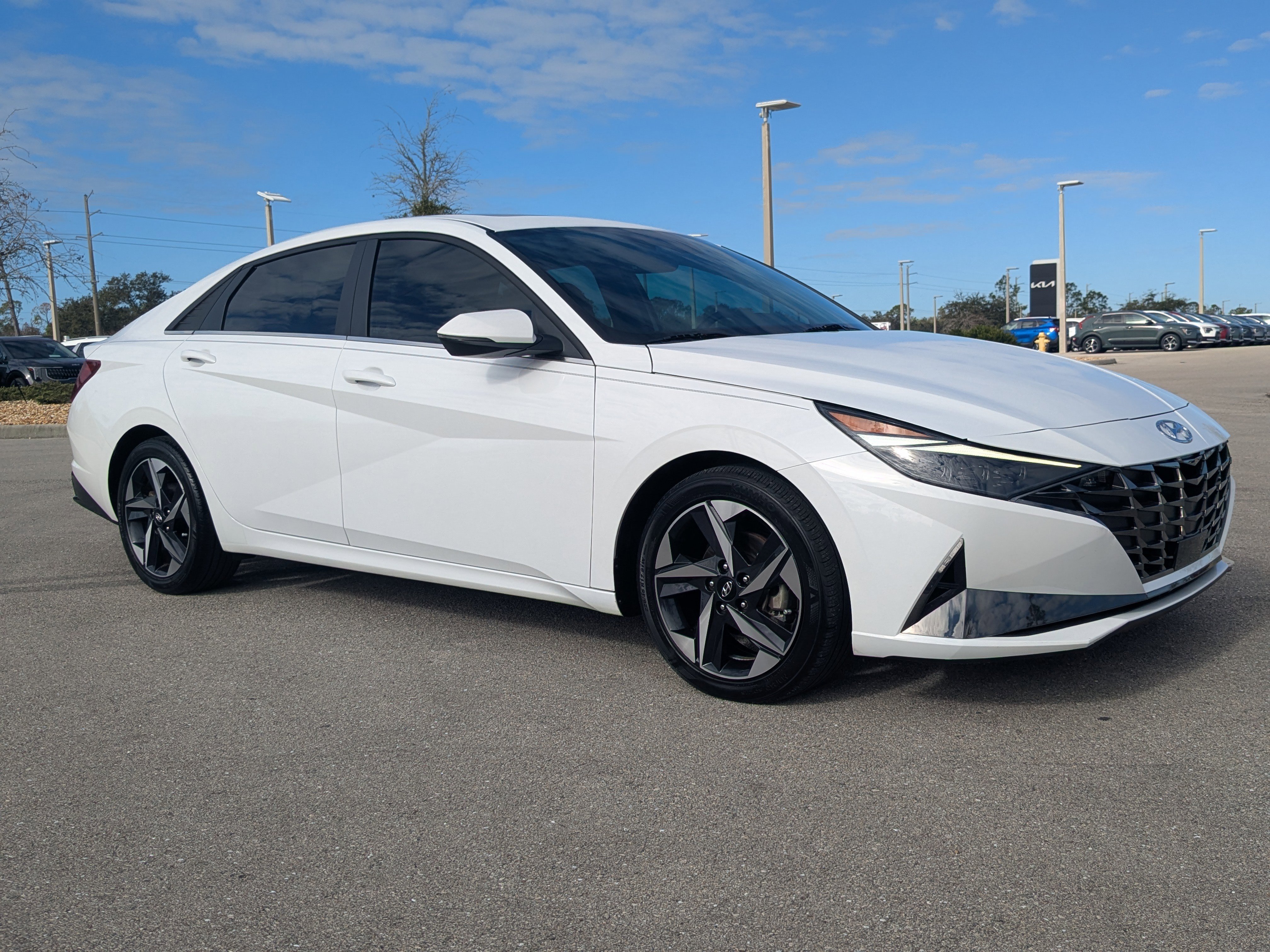 Used 2023 Hyundai Elantra Limited image 2